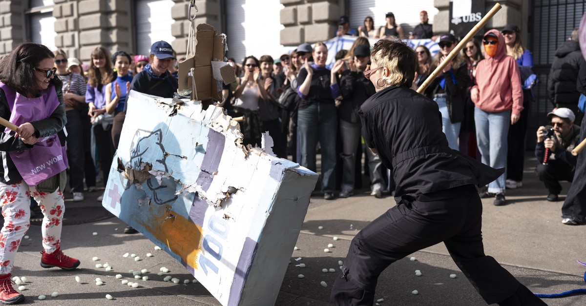 Unpacking Frauentag: The Impact of Protest Slogans